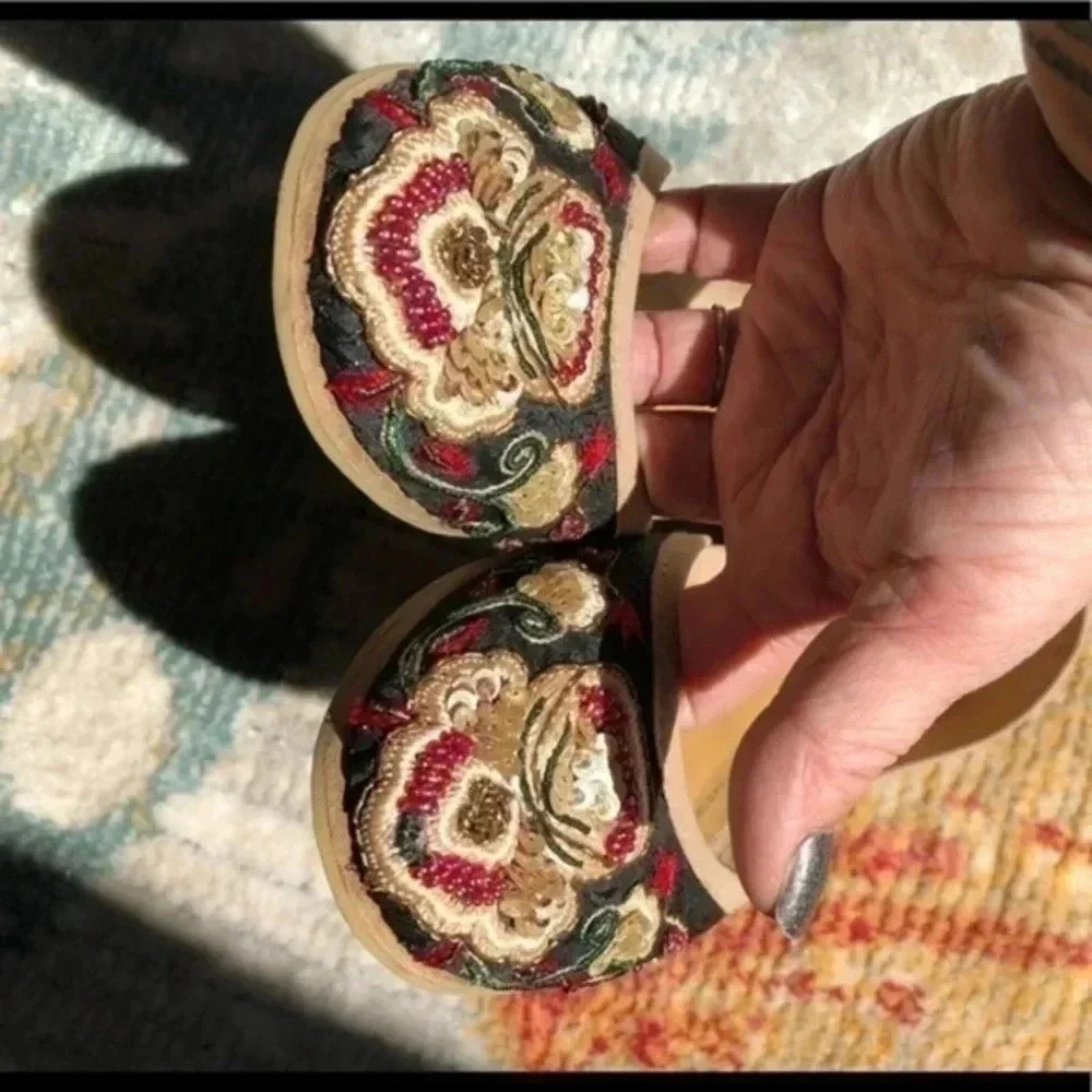 ⚡️FLASH SALE⚡️Fuchsia Brand Handmade Beaded Embroidered “Magnifique” Flats EUC - Picture 4 of 9